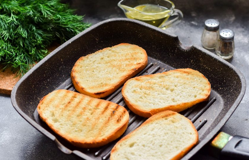 1. Этап. Датские бутерброды: Ломтики батона или хлеба поджарьте в сухой сковороде с каждой стороны по 1-2 минуты.
