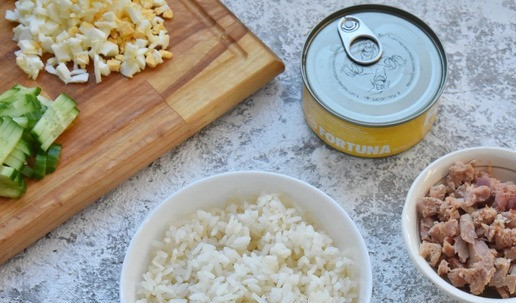 1. Этап. Салат с рисом и тунцом: С тунца сливаю масло. Для заправки смешиваю масло из под тунца с соком лимона, сухим орегано, тимьяном и щепоткой черного перца. Часть заправки добавляю в рис и перемешиваю.