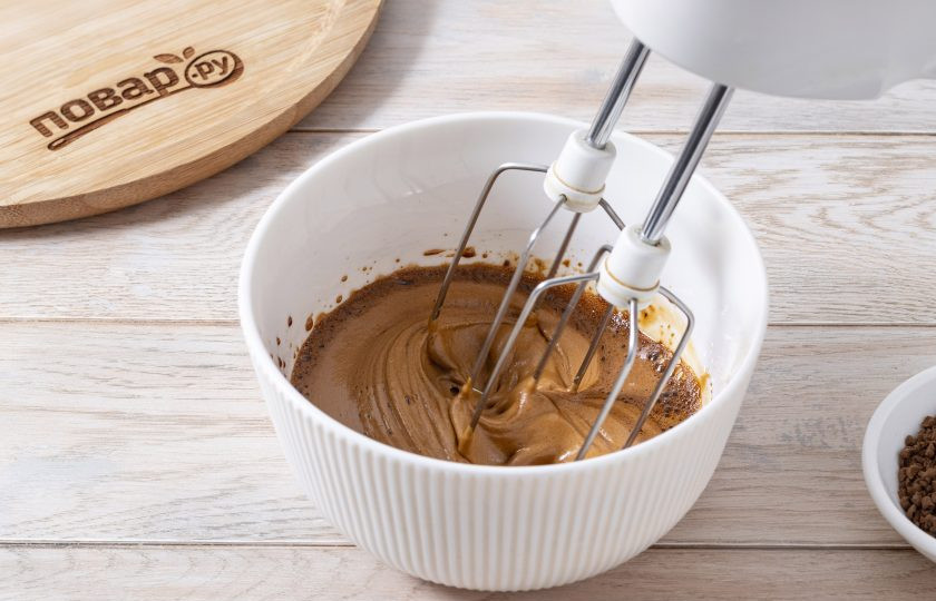 1. Этап. Дальгона без сахара: Миксером или погружным блендером начните взбивать массу до устойчивых пиков.