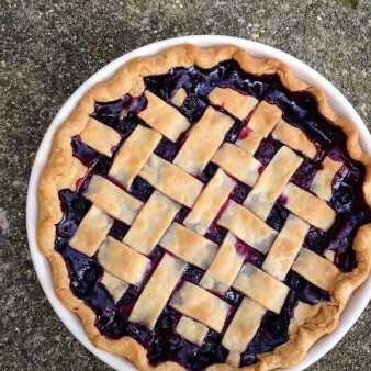 Пирог из дрожжевого теста с ягодами