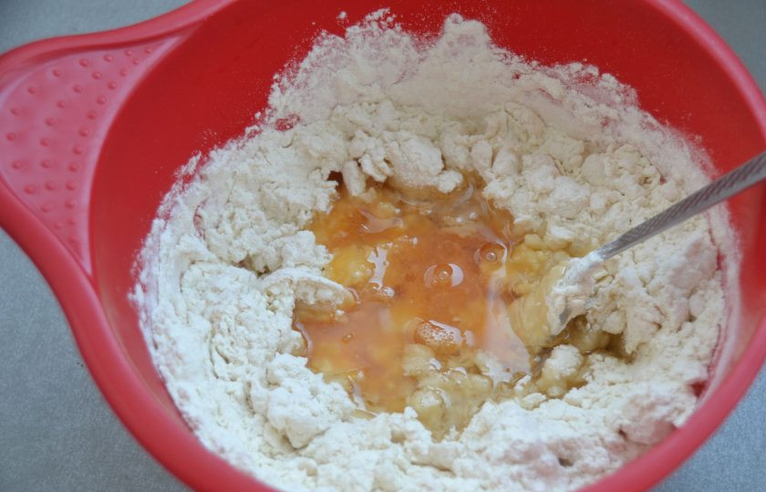 1. Этап. Чебуреки Мини: Влейте масляно-яичную смесь, замесите тесто.