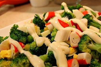 1. Этап. Крабовый салат с брокколи: На плоскую тарелку (если есть листья салата - то на них) выложить брокколи и яйца, присолить, посыпать нарезанными крабовыми палочками и заправить майонезом. Охладить и подавать на стол!