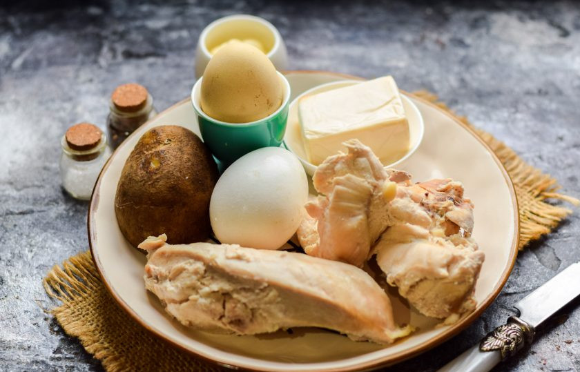 1. Этап. Салат с курицей и плавленным сыром: Подготовьте ингредиенты.