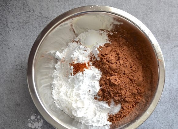 1. Этап. Шоколадное печенье с перцем: 1. Смешайте сахарную пудру, какао, крахмал, соль, кайенский перец.