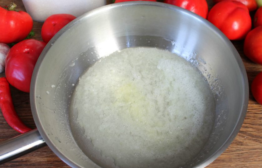 1. Этап. Заправка для борща из болгарского перца: Лук пропускаем через мясорубку и обжариваем его на подсолнечном масле 3-4 минуты.