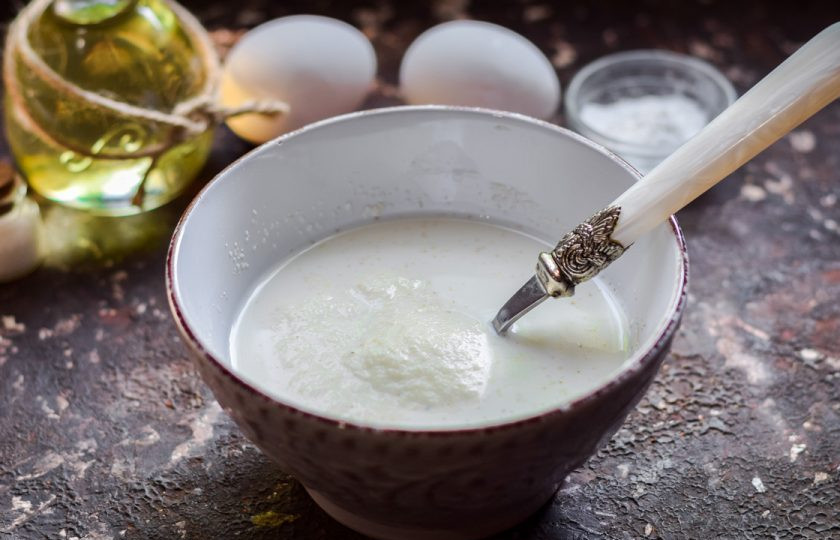 1. Этап. Творожная запеканка Лазерсона: Подогрейте слегка молоко, всыпьте в молоко манную крупу. После оставьте манку на 10 минут в покое.