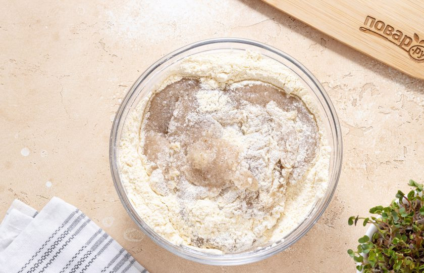 1. Этап. Хлеб из рисовой муки в духовке: Добавьте в миску к сухим ингредиентам жидкую смесь из псиллиума. Замесите однородное тесто. В начале лучше смешивать силиконовой лопаточкой или ложкой, а после домесить руками на столе.