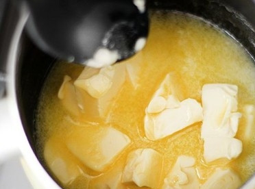 1. Этап. Завтрак Бенедикт: Растапливаем сливочное масло, но не полностью, чтобы не свернулось. И добавляем к желткам, взбиваем.