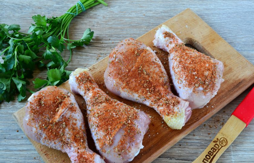 1. Этап. Куриные ножки в пивном рассоле: Натрите голени смесью соли и специй (паприка, перец чили, орегано и кайенский перец).