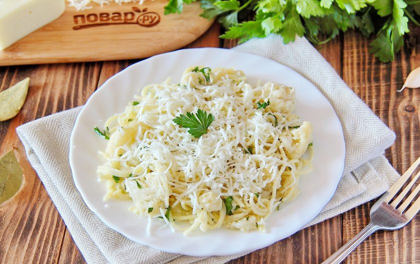1. Этап. Паста с цветной капустой и петрушкой: 8. Паста с цветной капустой и петрушкой готова. Подавайте блюдо, порционно, посыпав сверху тертым сыром. Приятного аппетита!