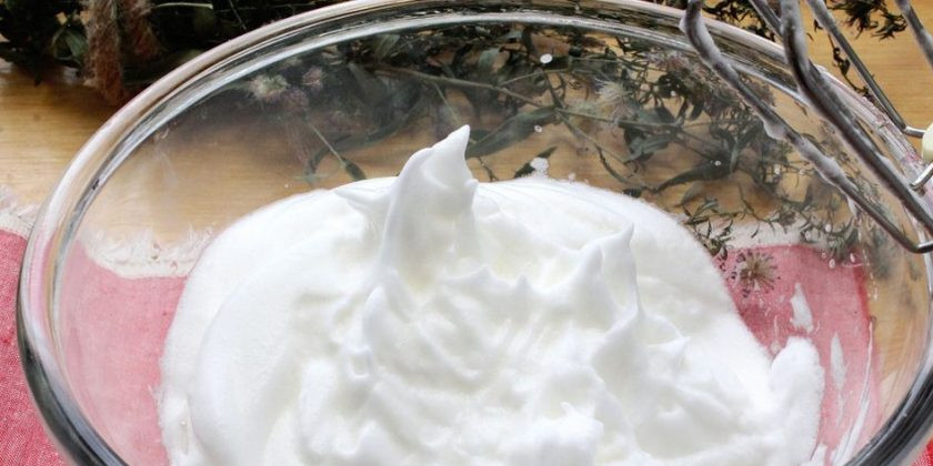 1. Этап. Вкусняшки из творога: Белки взбейте с сахаром до устойчивых пиков.