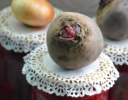 1. Этап. Винегрет на зиму: Когда банки остынут, отправляем их на хранение в подвал или другое холодное место, а зимой наслаждаемся отличным вкусом винегрета.