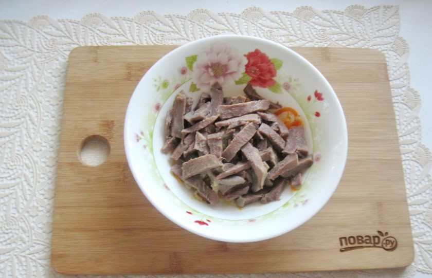 1. Этап. Салат с языком и морковью: Отварной язык нарежьте соломкой и добавьте в салат.