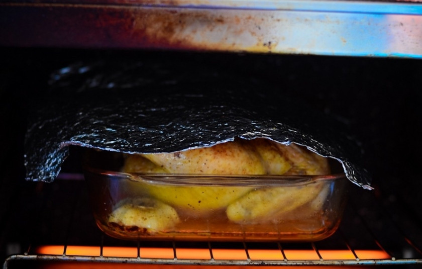 1. Этап. Курица запеченная по-мексикански: Запеките курицу в разогретой на 250 градусов духовке 15-20 минут. Достаньте, положите к ней в форму для выпекания чеснок и запекайте, укрыв фольгой, ещё 30 минут.