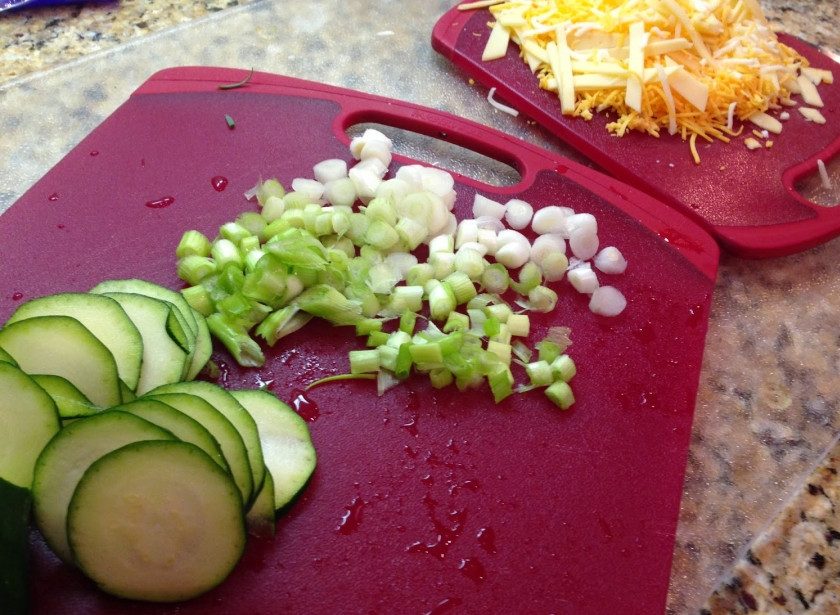 1. Этап. Итальянский пирог с кабачками: Режем овощи.