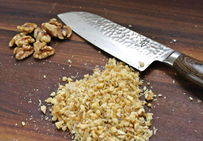 1. Этап. Штрудель с яблоками: Тем временем измельчите орехи (можно с помощью ножа или в блендере), только не сильно мелко.