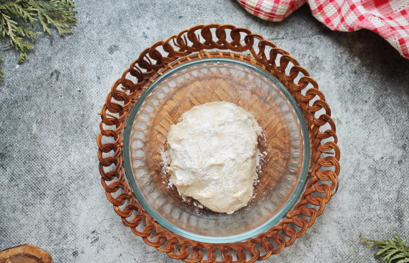 1. Этап. Манты из лосятины: В миску налейте холодную воду, посолите, разбейте яйцо, влейте растительное масло и перемешайте до однородности. Просейте в миску муку и замесите мягкое, не липкое тесто. Накройте миску и дайте постоять 20-30 минут.