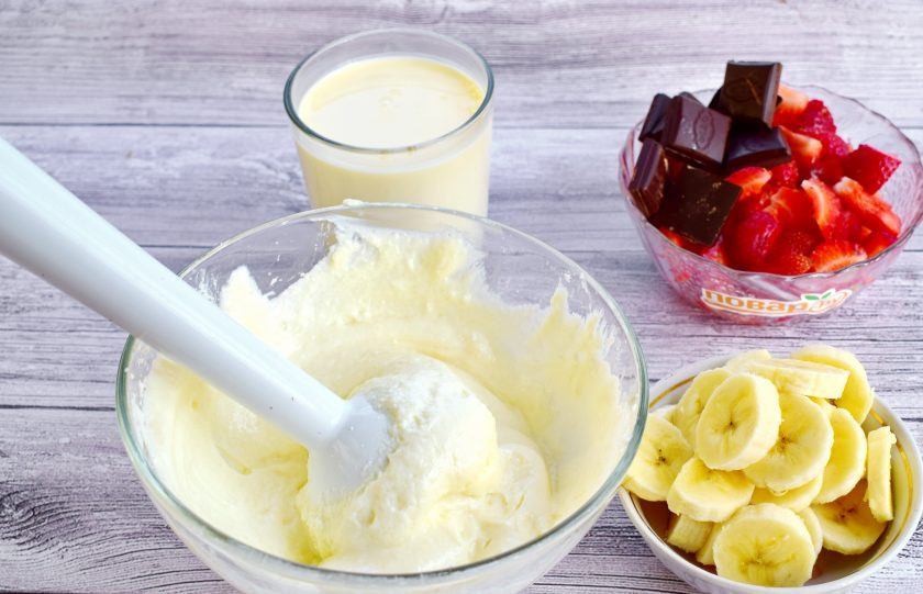 1. Этап. Творожно-клубничное мороженое с шоколадом: Творог с сахаром перебейте блендером до однородного состояния. Клубнику и банан нарежьте на кусочки.