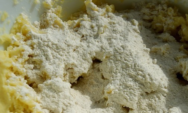 1. Этап. Картофельные лепешки: Засыпаем муку.