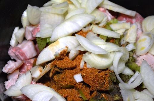 1. Этап. Тушеное мясо в мультиварке Панасоник: Добавьте порезанный полукольцами лук, залейте водой, перемешайте и готовьте в режиме тушения 2,5 часа. На стол подавайте с гарниром из картофельного пюре, либо с кашей из риса или гречки.