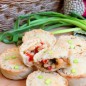 Пироги с фасолью постные Подготавливаю все необходимые продукты. Фасоль заранее замачивают минимум на 4 часа (я замачивала на ночь). Затем фасоль кладу в кастрюлю, заливаю водой в соотношении 1:5. Довожу до кипения, убавляют огонь и варю до готовности. У меня на это ушло около 45-50 минут. С готовой фасоли сливаются всю воду. Делаю тесто. В глубокую миску кладу муку, соль. Вливаю растительное масло. Перемешиваю до образования мелкой крошки. Затем вливаю холодную воду и замешивают мягкое эластичное тесто. Скатываю его в шар, затягивают миску пленкой и ставлю в холодильник (пока готовлю начинку). В сковороду вливаю растительное масло. Кладу мелко нарезанный лук и болгарский перец. Обжариваю 2-3 минуты. Для начинки в глубокой миске смешиваю отваренную фасоль, обжаренные овощи, мелко нарезанные укроп и зеленый лук. Добавляю соль по вкусу, перемешиваю. Начинка готова. Достаю из холодильника тесто и раскатываю его на поверхности, присыпанной мукой. Толщина примерно 3-5 мм. Скажу честно, раскатывать тесто не очень удобно, поскольку он немного крошится. Можно попробовать раскатывать его между листами пергамента. Из полученного теста вырезаю 6 больших кружков и 6 поменьше. Большие укладываю в форму для кексов так, чтобы они закрыли дно и бока формы. Маленькие кружки будут