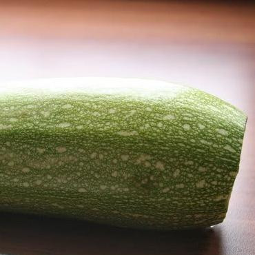 1. Этап. Рулетики из цуккини: Итак, начинаем. Напомню, у нас в запасе - всего 5-10 минут :) Цуккини моем, обрезаем с концов. Теперь кульминация - при помощи овощерезки нам необходимо вырезать длинные и тонкие пластины из цуккини. В длину всего цуккини, толщиной - буквально в пару миллиметров. Для наглядности - смотрите дальнейшие фото.