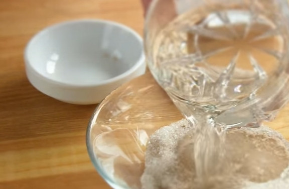 1. Этап. Фокачча с сыром: 1. Соедините сахар и дрожжи, добавьте немного теплой воды, перемешайте и оставьте на 10 минут.