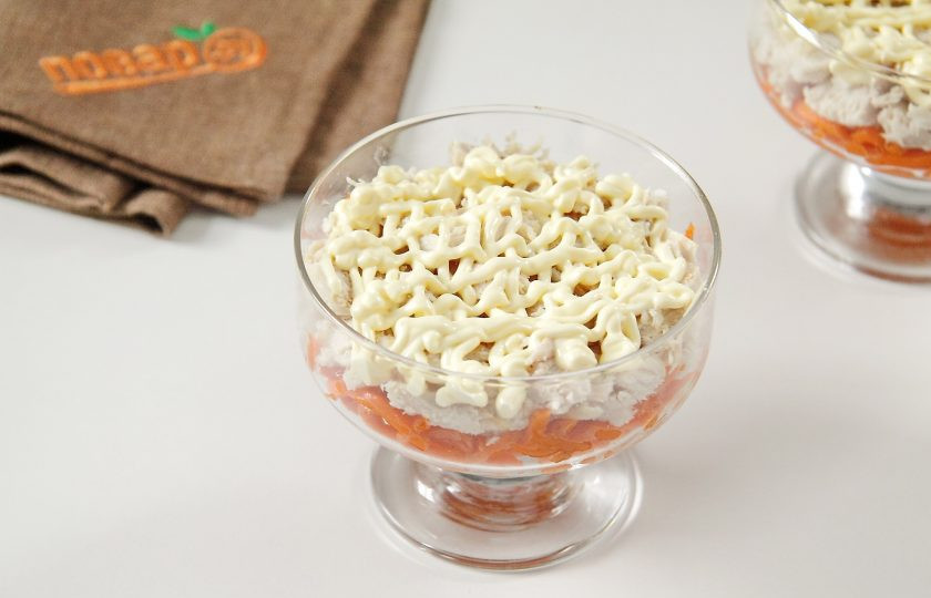 1. Этап. Слоеный салат Новогодний: Слегка приминаем филе ложечкой и смазываем майонезом.