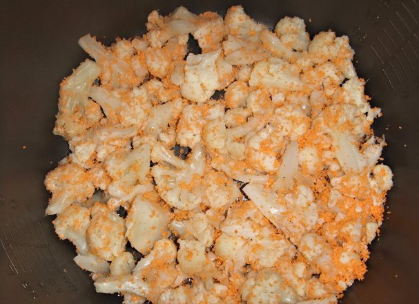 1. Этап. Замороженная цветная капуста в мультиварке: Отварную капусту тоже на кусочки разделить. Посыпать сухарями панировочными. Смазать дно мультиварки маслом, выложить капусту.