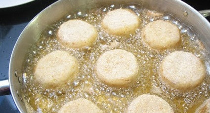 1. Этап. Котлеты рыбные в томатном соусе: 2. В рыбный фарш добавляем яйцо, натертую луковицу и размягченный батон. Солим и перчим по вкусу, после чего замешиваем фарш. Он должен быть однородной массы. При необходимости можно воспользоваться блендером.