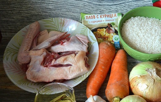 1. Этап. Плов с уткой: Приготовить продукты. Утку нарезать на порционные куски, вымыть, обсушить.