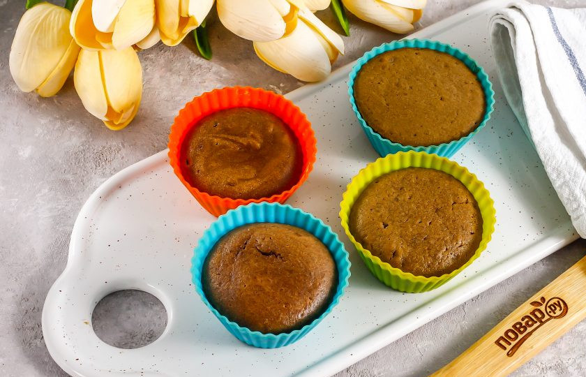 1. Этап. Шоколадный фондан Гордона Рамзи: Выпекайте кексы 7 минут. Как только верхушка и бока слегка схватятся — десерт готов. Извлеките его из духовки.