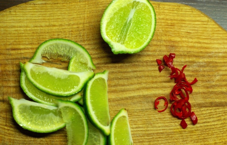 1. Этап. Куриные палочки в панировке: Произвольно нарезаем лайм и чили перчик.