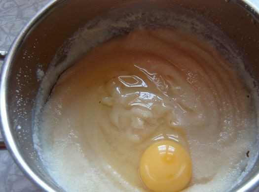 1. Этап. Манные биточки: В холодную манную кашу вбиваем яйцо и хорошо перемешиваем.