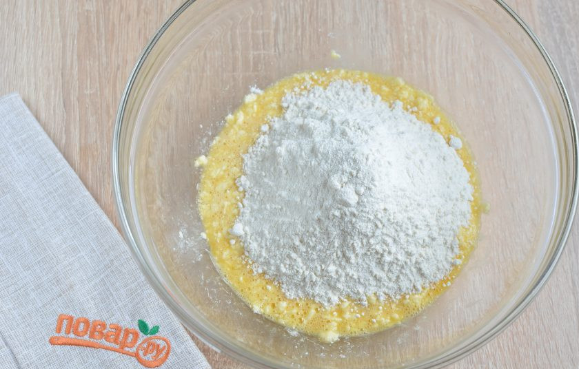 1. Этап. Берлинский яблочный пирог: 3. Муку просейте, соедините с разрыхлителем и введите в тесто.