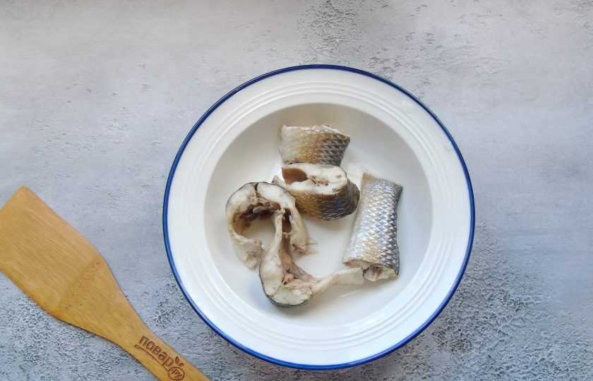 1. Этап. Рыбный суп с булгуром: Рыбу достаньте из кастрюли, а бульон процедите.