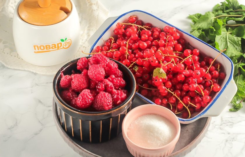 1. Этап. Джем из красной смородины и малины: Подготовьте указанные ингредиенты. Малину и смородину переберите, снимите ягоды с веточек.