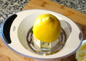 1. Этап. Кайзершмаррн: 4. Из лимона выдавливаем сок.