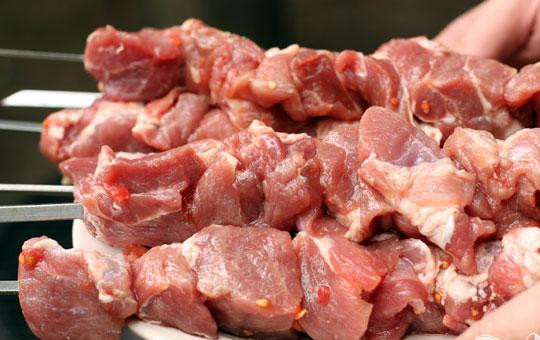 1. Этап. Шашлык из свинины с помидорами: 4. Когда пройдет определенное время, и мясо замаринуется, куски свинины равномерно нанизываем на приготовленные шампуры.