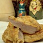 Мясо в хрустящей корочке Наши ингредиенты. Мясо помыть, нарезать на куски примерно 2-3 см толщиной. Сложить в чашку, добавить аджику, посолить и перемешать. Положить яйцо и перемешать. Манку и муку смешать. Обвалять куски в этой панировке. Масло нагреть и обжарить мясо с каждой стороны примерно по 3 мин. Оно должно перестать кровить при прокалывании ножом. Сразу снимаем и даем постоять 2-3 мин. Готовое.