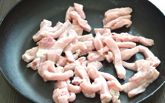 1. Этап. Свинина в имбирном соусе: 3. Выложите на сковороду с разогретым маслом.