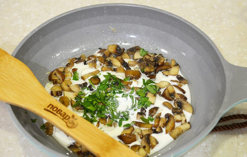 1. Этап. Сливочный рис с грибами: 6. Добавьте в сковороду сливочный сыр и 100 мл жидкости, в которой варился рис. Посолите, поперчите, перемешайте.