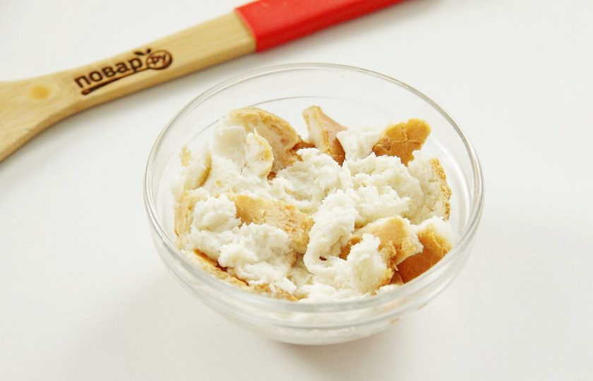 1. Этап. Мясные кексы: Батон поломайте на кусочки и замочите в молоке.