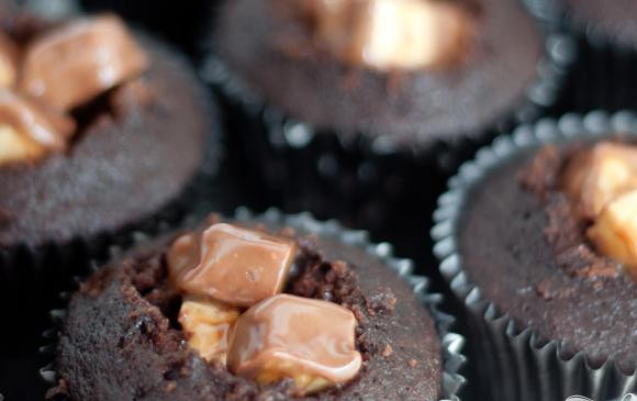 1. Этап. Капкейки со Сникерсом и карамельной глазурью: 3. Заполнить углубление карамельной начинкой. В каждом капкейке должно быть примерно по 5-6 кусочков Сникерса.