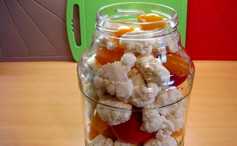 1. Этап. Маринованная цветная капуста на зиму в банках: 1. Капусту и помидоры моем, даем воде стечь. Капусту делим на соцветия, помидоры нарезаем средними кусочками. Укладываем плотно в банку, чередуя помидоры и капусту.