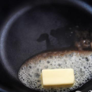 1. Этап. Итальянские горячие бутерброды: Растопить кусочек сливочного масла.