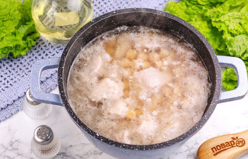 1. Этап. Рис с нутом и мясом: Залейте кипятком и всыпьте приправу. Доведите до кипения и убавьте нагрев. Отварите в течение 1 часа.