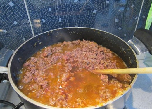 1. Этап. Лазанья в духовке: Затем наливаем к фаршу вино и тушим минут 5.