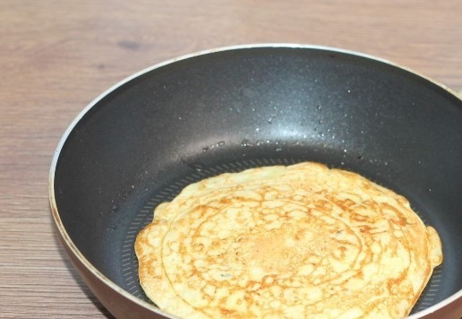 1. Этап. Блинные корзиночки с начинкой из тунца: 7. Смазываем сковороду растительным маслом (только для 1 блина) и разогреваем. Жарим блинчики диаметром с чайное блюдце, с 2 сторон.