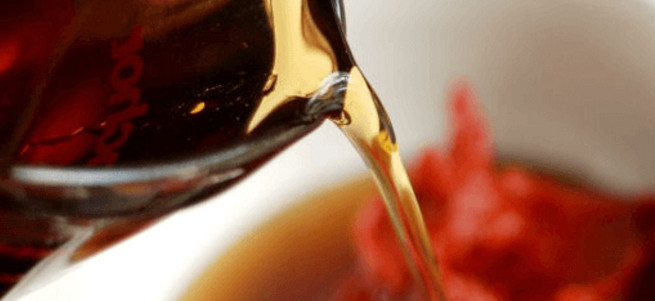 1. Этап. Соус для барбекю: 2. Добавляю клиновый сироп и перемешиваю, затем вливаю винный уксус, тщательно перемешиваю все до однородной консистенции.